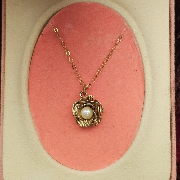 Vintage 70's Sweet 15" Mesh Gold Tone Rose Necklace with Pearl Accent in Box - Picture 3 of 4